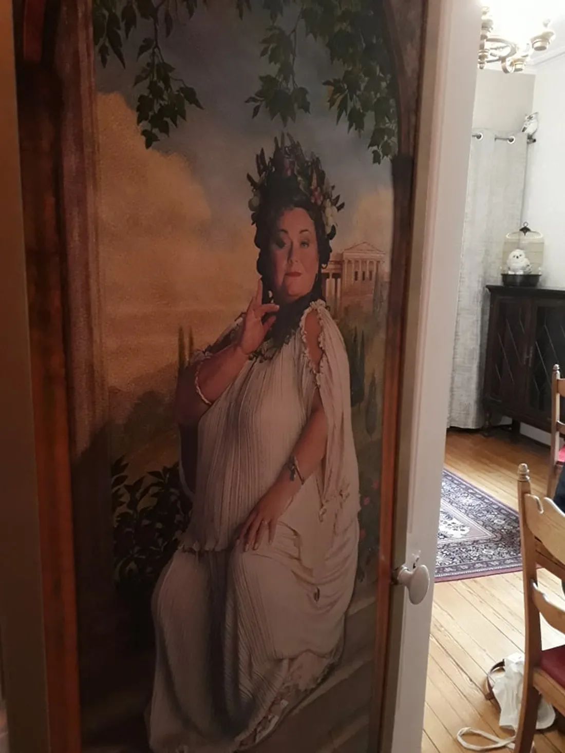 Pour entrer dans ce logement, on est accueilli par le tableau de la dame au mot de passe